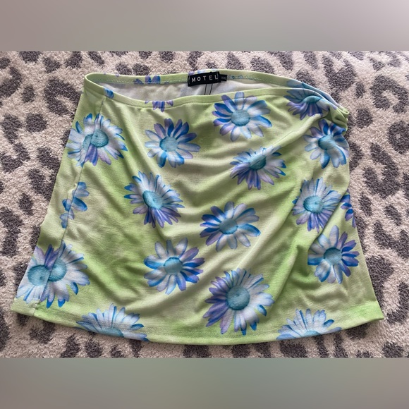 Sarah OBX S4 Motel X Barbara Gored Mini Skirt in Neon Brushstroke Floral - Picture 11 of 13